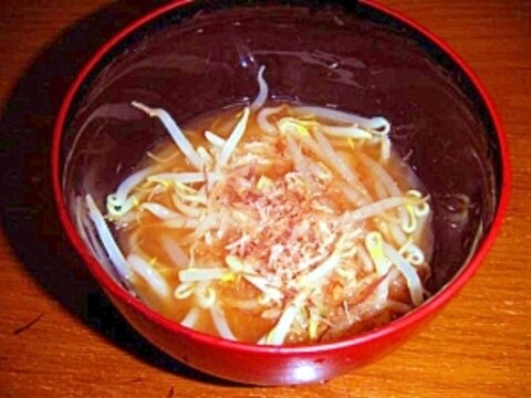 辛子風味が美味い　もやしのお浸し